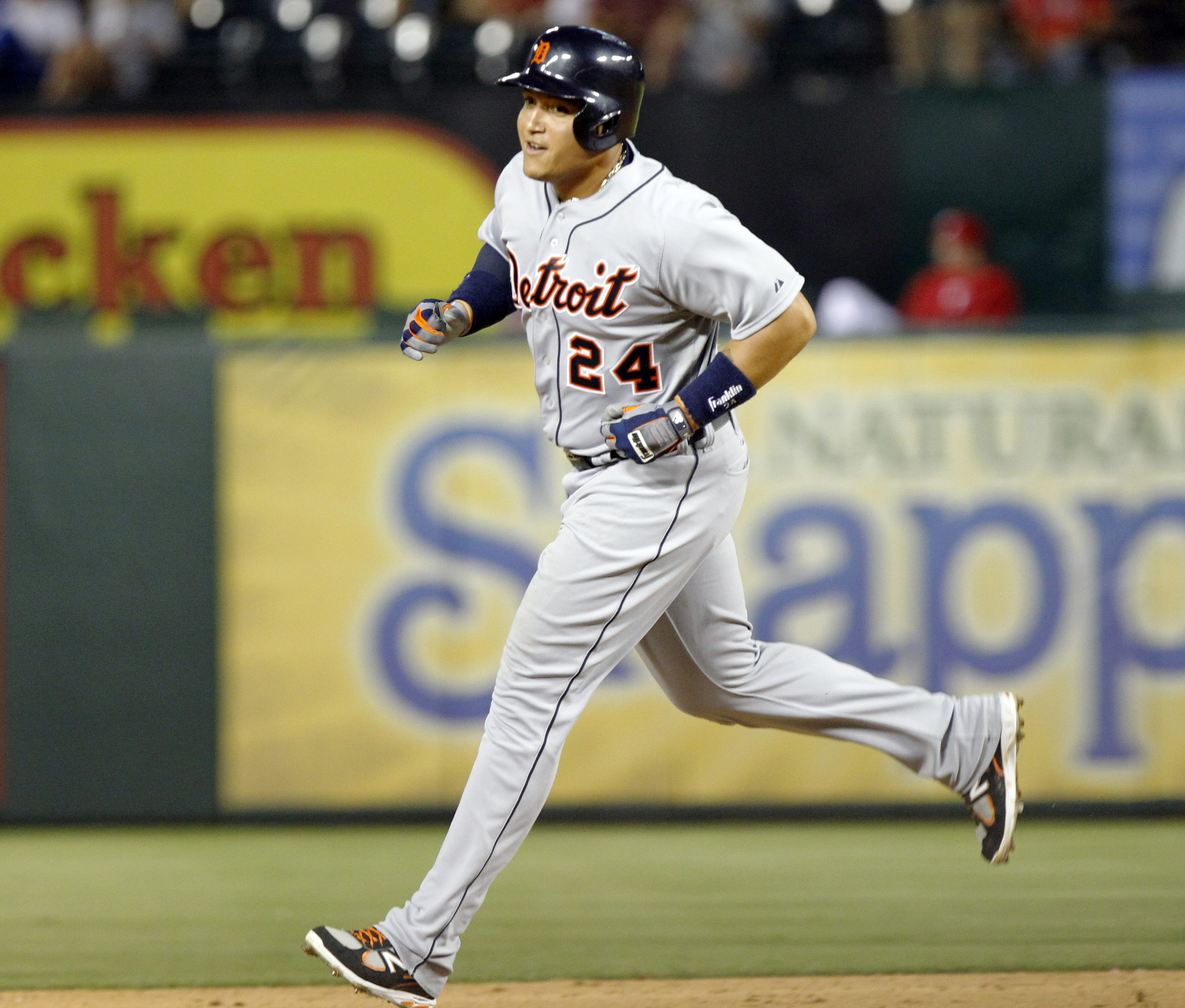 Astros, Jose Altuve honor Miguel Cabrera in retirement ceremony