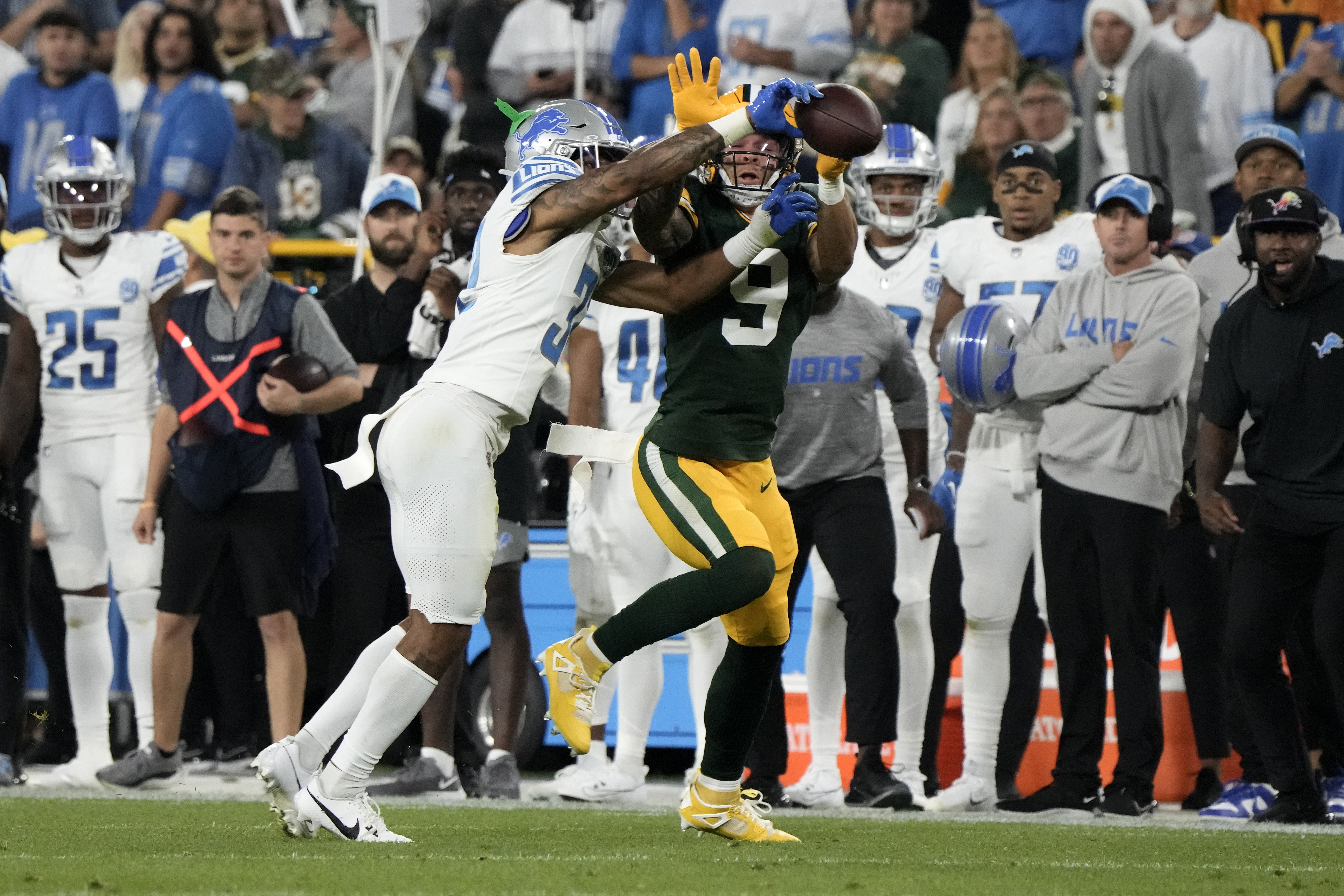 Montgomery breaks out, scores 3 TDs on Packers