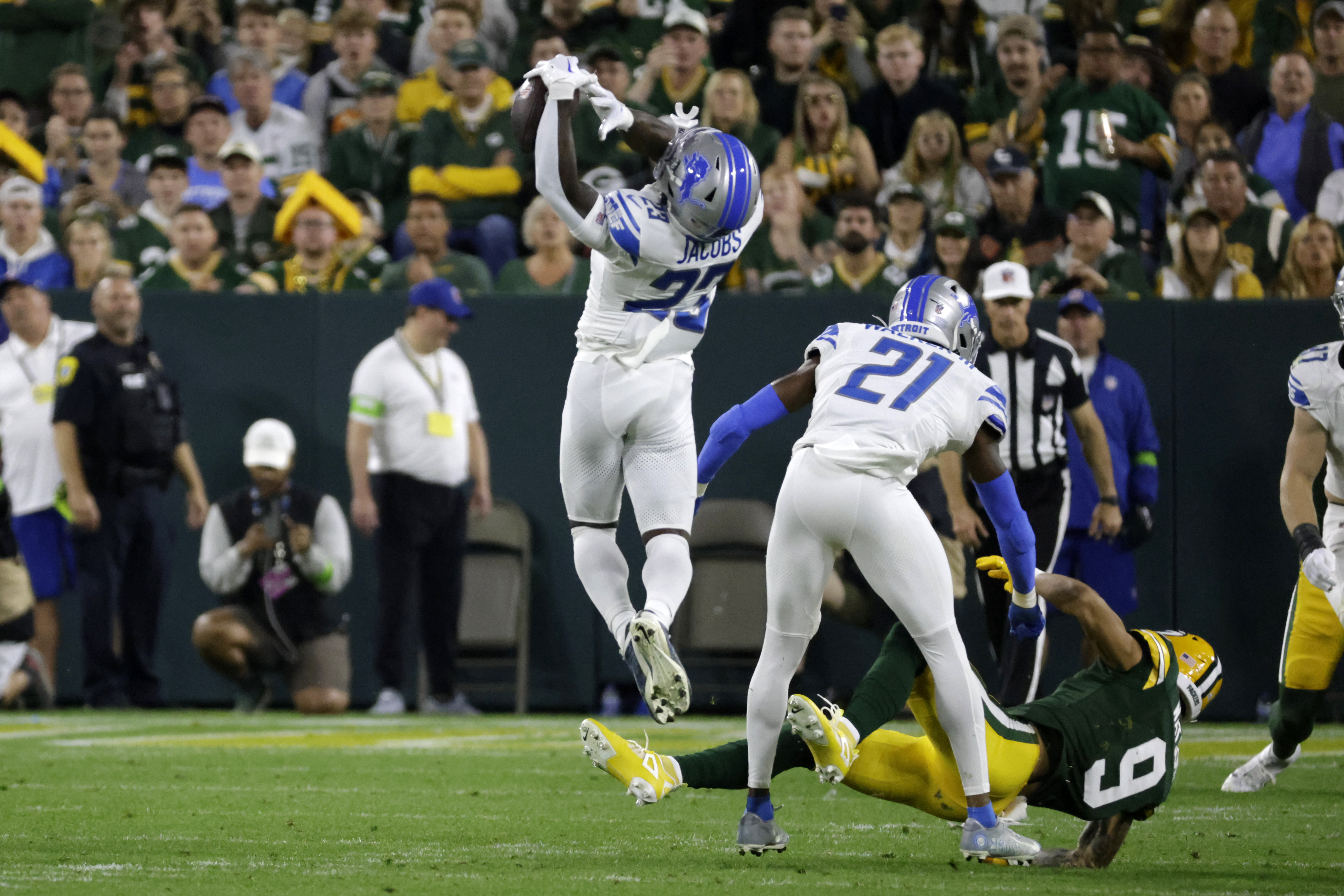 Montgomery breaks out, scores 3 TDs on Packers