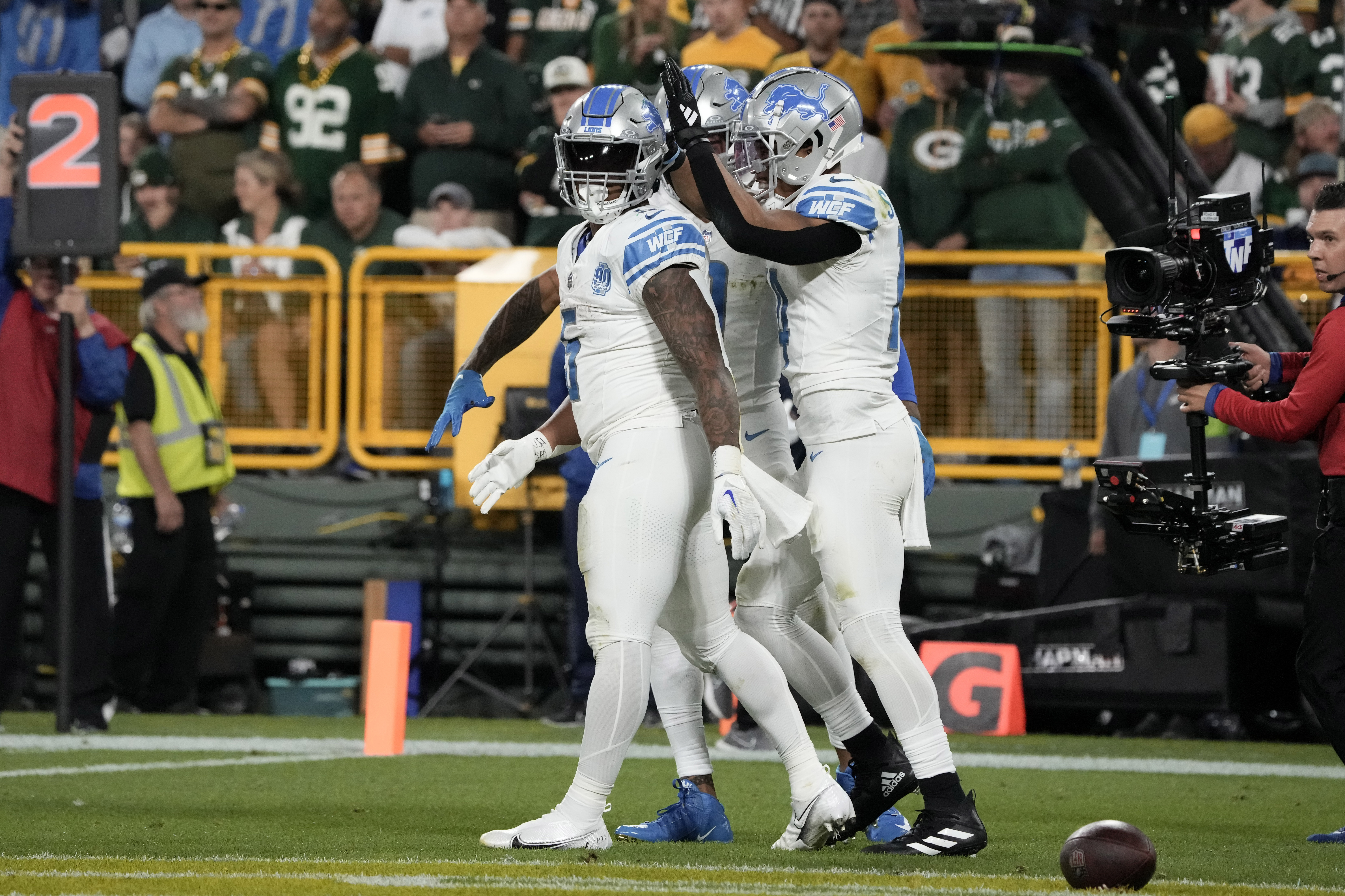 Montgomery breaks out, scores 3 TDs on Packers