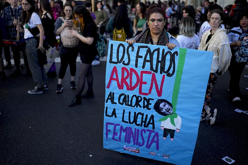 Sara Rivas lleva un cartel que muestra al aspirante presidencial Javier Milei y un mensaje de protesta, antes del inicio de la marcha por el Día Internacional del Aborto Seguro en Buenos Aires, Argentina, el jueves 28 de septiembre de 2023. (AP Foto/Natacha Pisarenko)