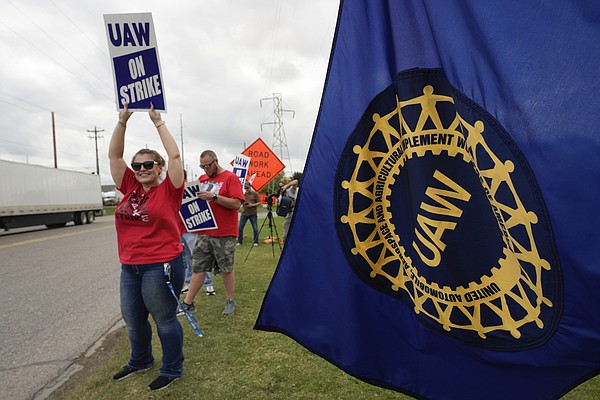UAW strikes spread as 7000 more workers join picket line