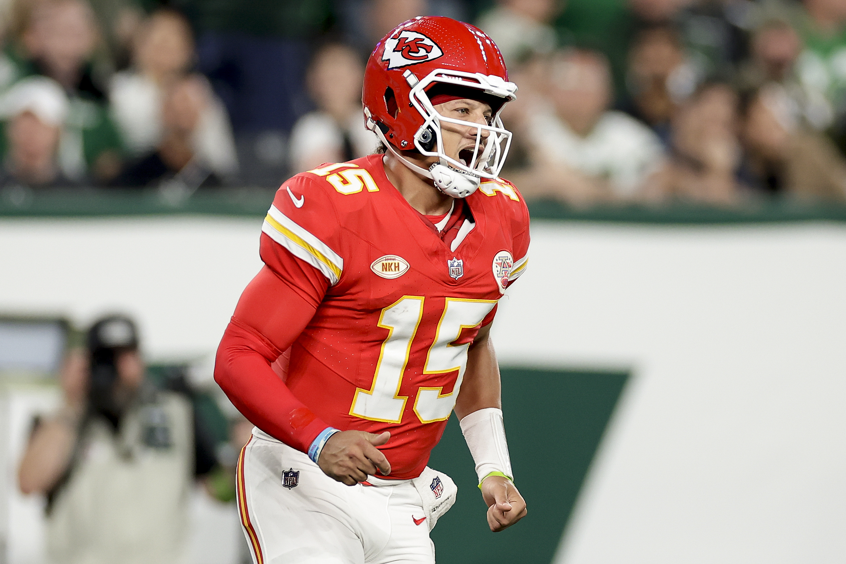 Patrick Mahomes, Chiefs hold on to beat Jets 23-20 with Taylor