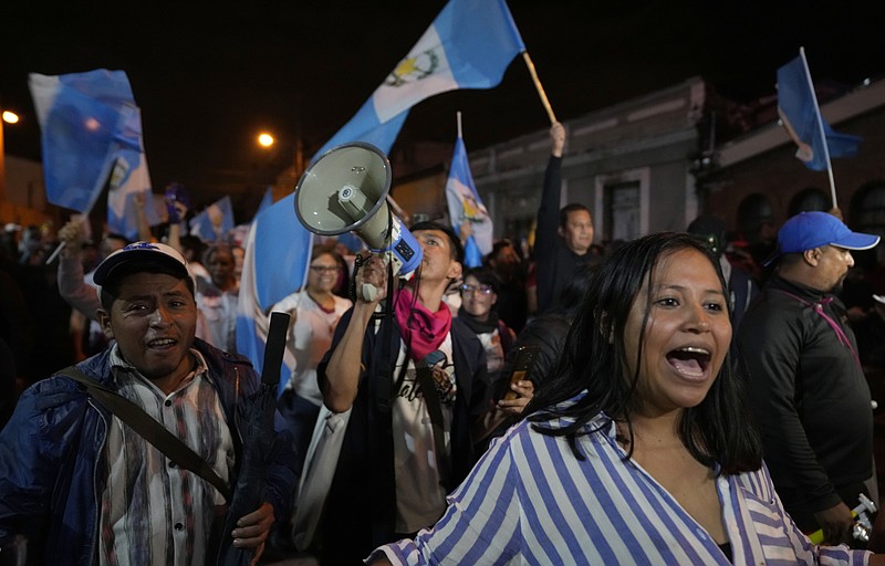 Manifestantes exigen la renuncia de la fiscal general Consuelo Porras y del fiscal Rafael Curruchiche en la Ciudad de Guatemala, el miércoles 4 de octubre de 2023. (AP Foto/Moisés Castillo)