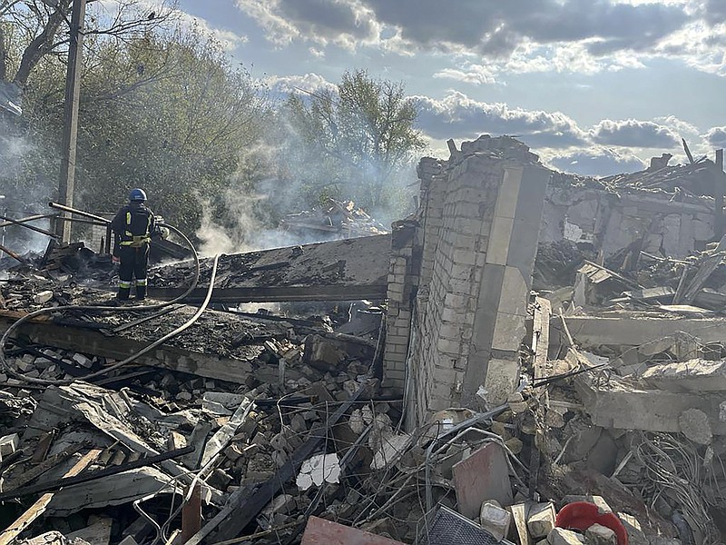En esta imagen, proporcionada por la oficina de prensa de la presidencia ucraniana, bomberos tratan de sofocar un incendio tras un ataque ruso contra la aldea de Hroza, el jueves 5 de octubre de 2023, cerca de Járkiv, Ucrania. (Oficina de prensa de la presidencia ucraniana vía AP)