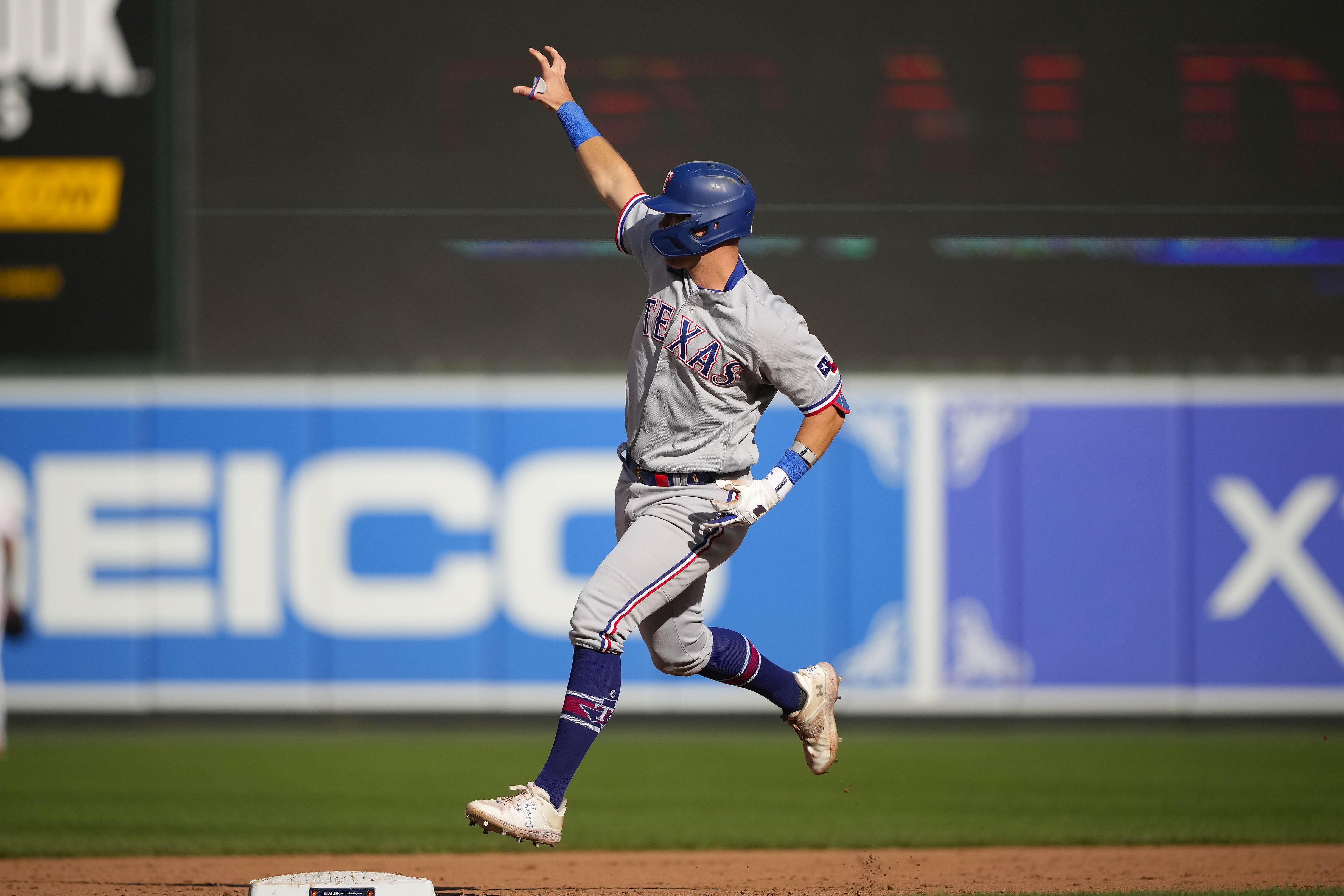 Rangers' bullpen survives first test