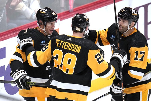 Penguins let late lead slip away, lose Stadium Series game to Flyers