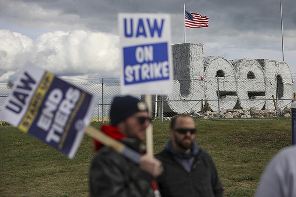 Automakers union leaders spar over 4800 layoffs at nonstriking factories Automakers union leaders spar over 4800 layoffs at nonstriking factories