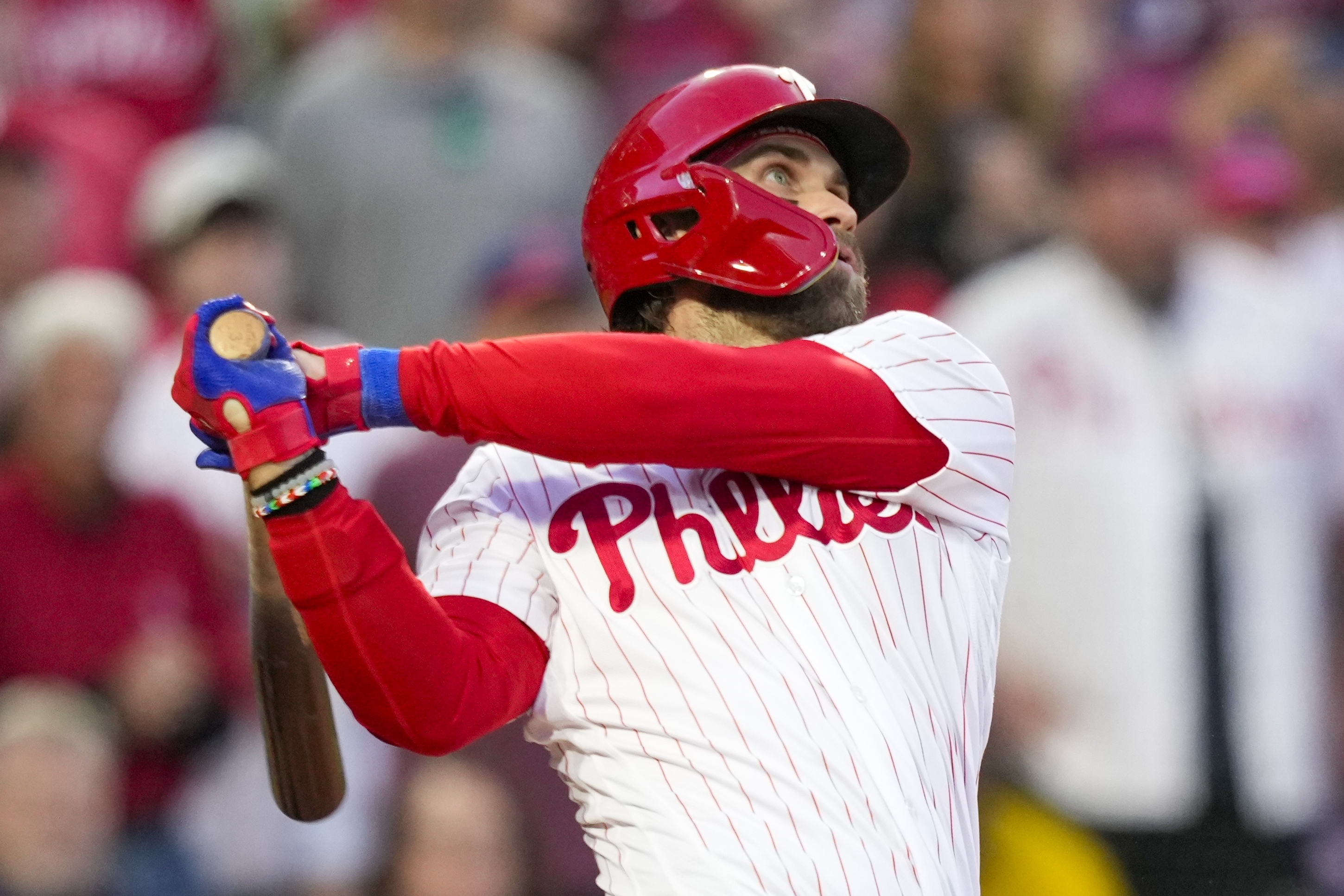 Harper's two HRs lead to Phils' romp