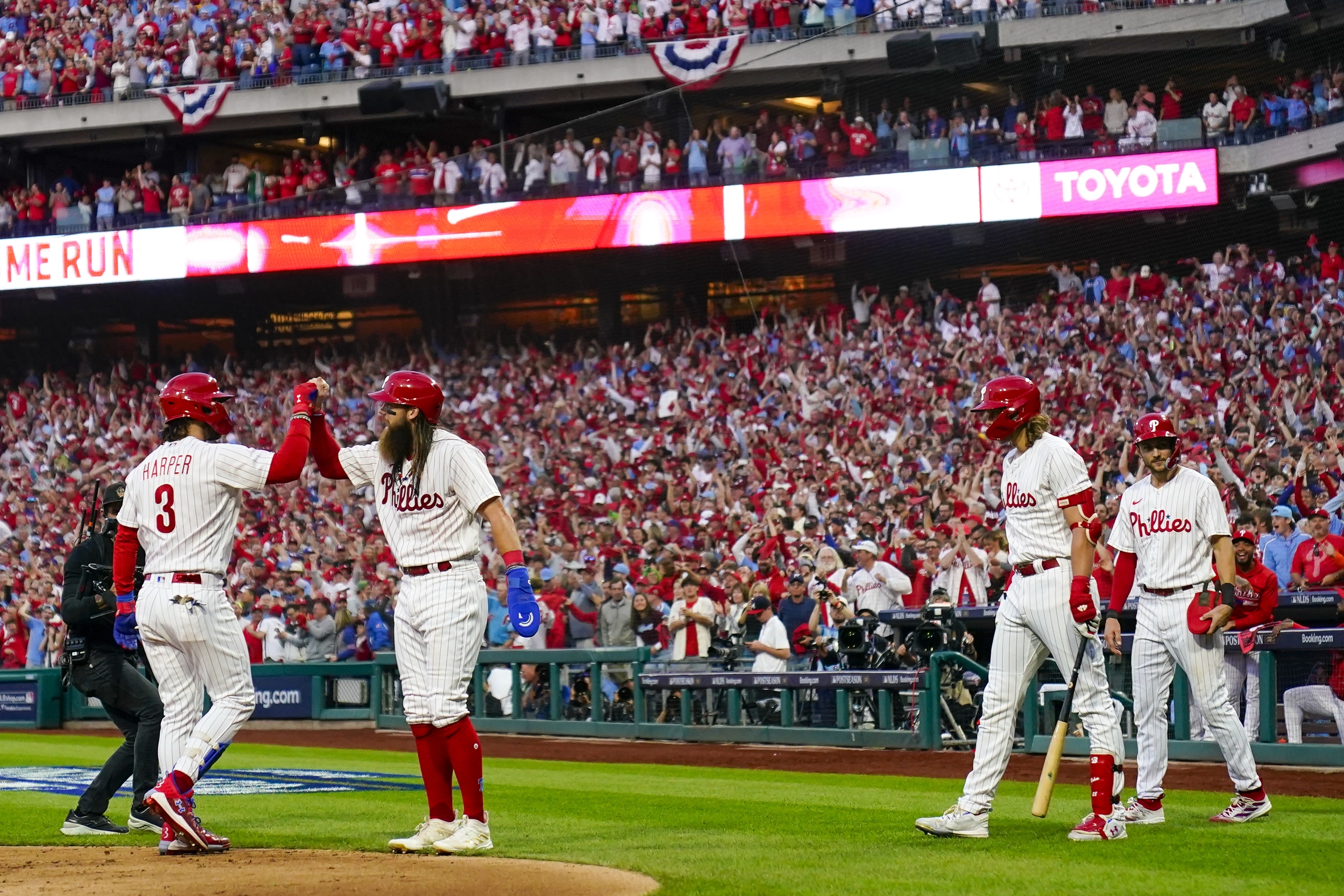 Harper's two HRs lead to Phils' romp