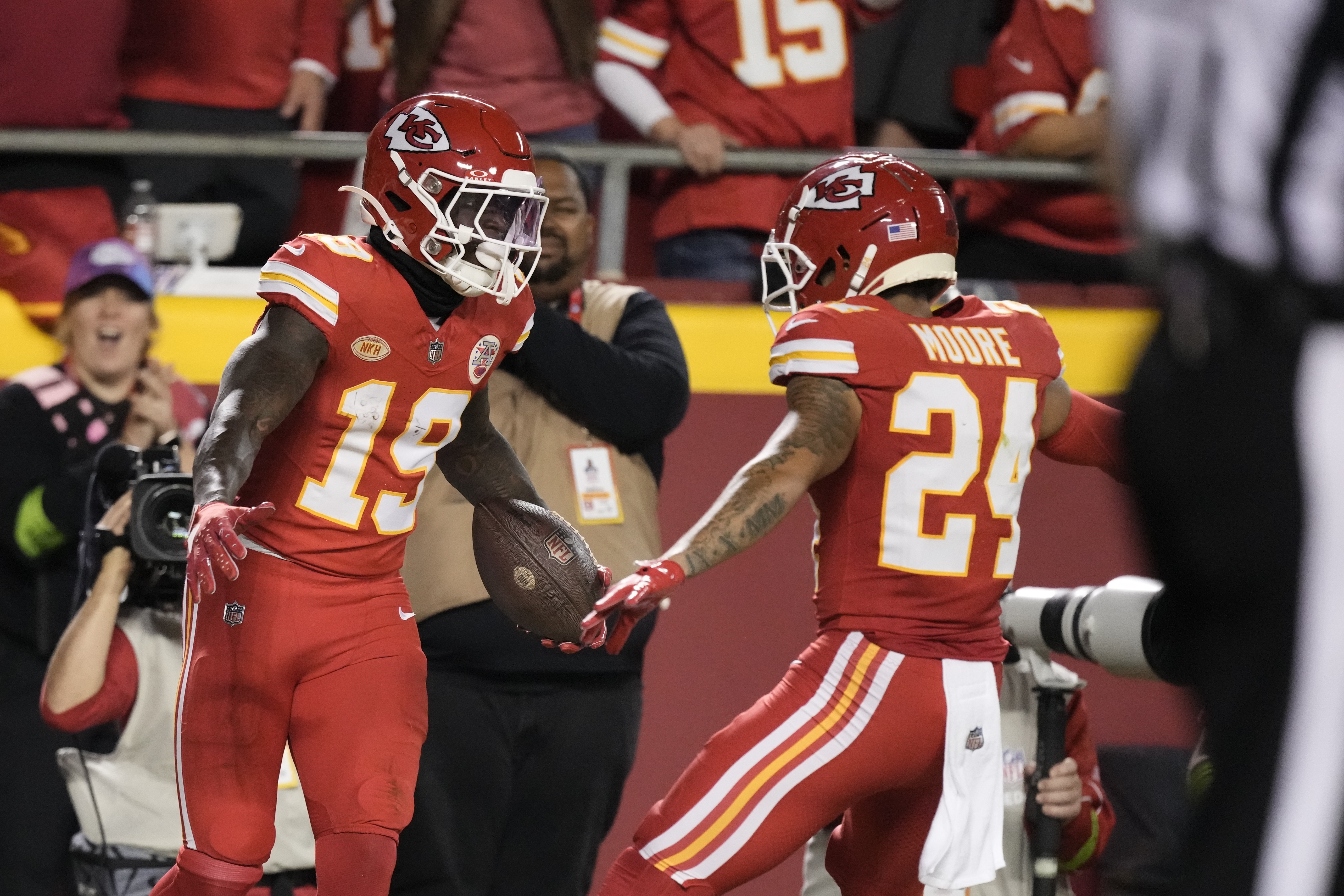 Kansas City Chiefs' fifth straight win preserves lead in jumbled AFC West  race