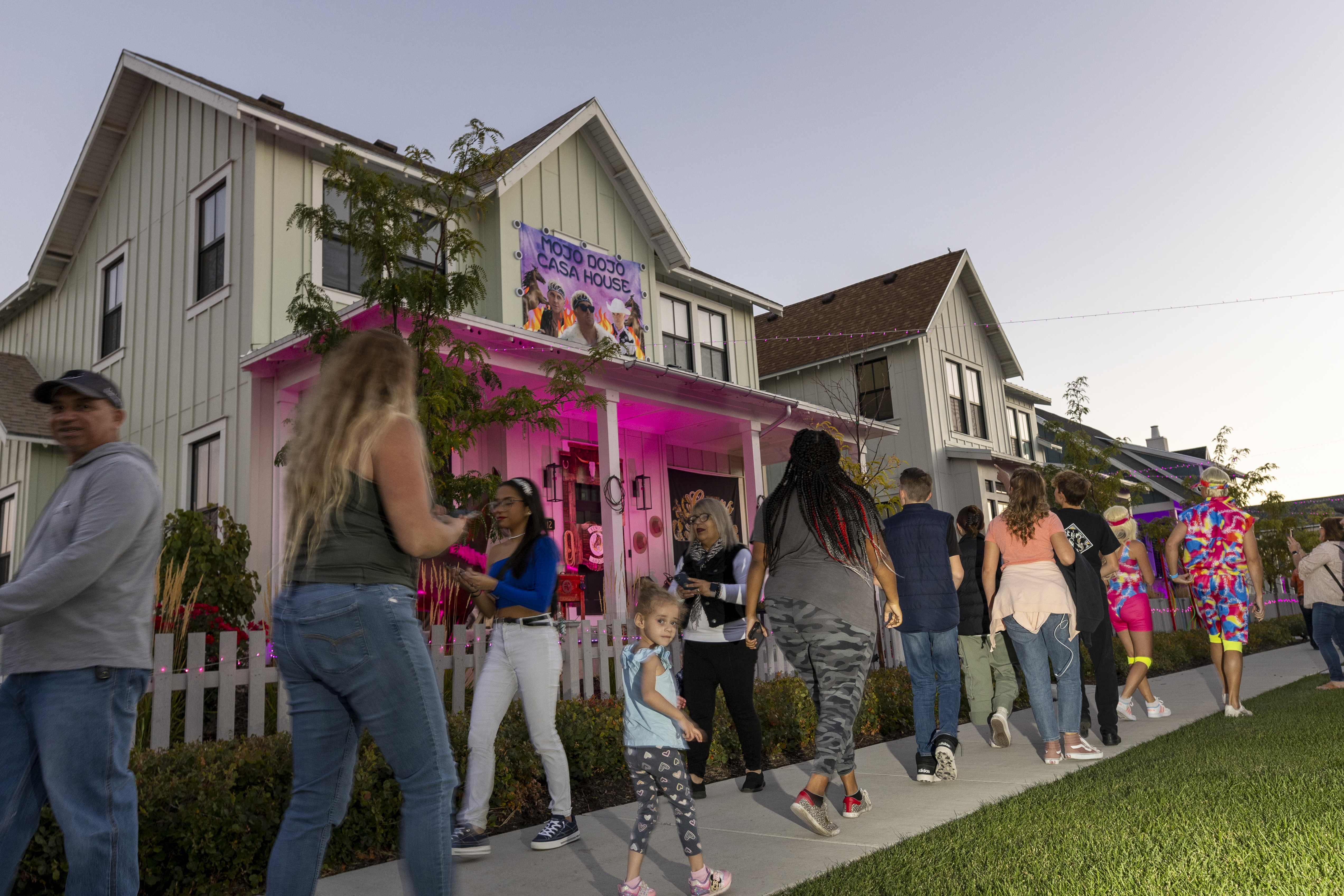 Utah neighborhood trades orange and black for hot pink this 'Barbieween' - Vimarsana News