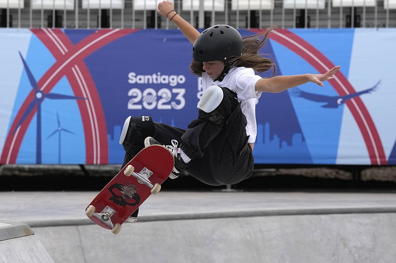 La skateboarder canadiense Fay De Fazio Ebert, de 13 años, durante un entrenamiento previo a los Juegos Panamericanos, el jueves 19 de octubre de 2023, en Santiago. (Frank Gunn/The Canadian Press vía AP)