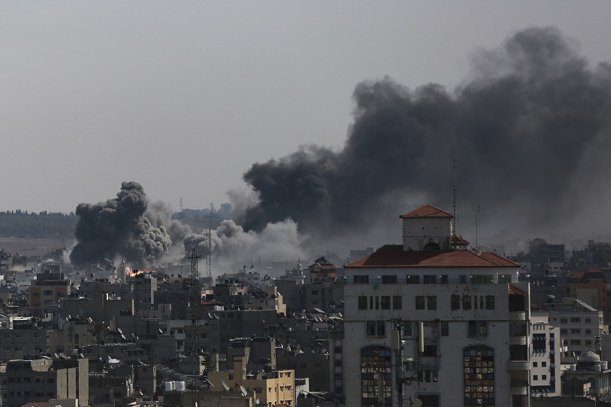 Egypt-Gaza border crossing opens; desperately needed aid trickles into ...