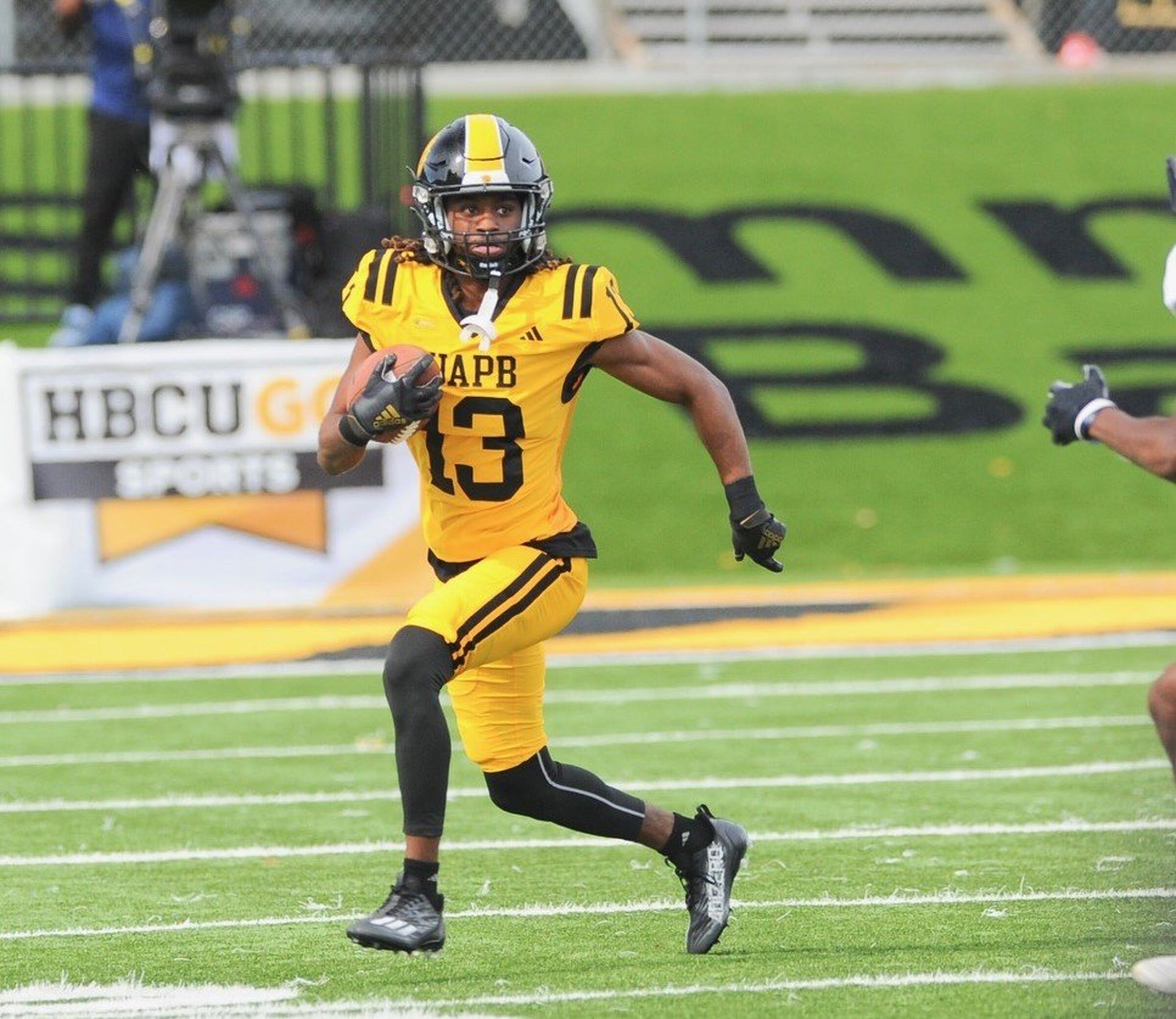 Golden Lions don golden jerseys for homecoming