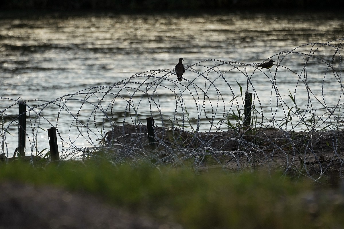 Judge orders federal agents to stop cutting Texas razor wire for now at ...