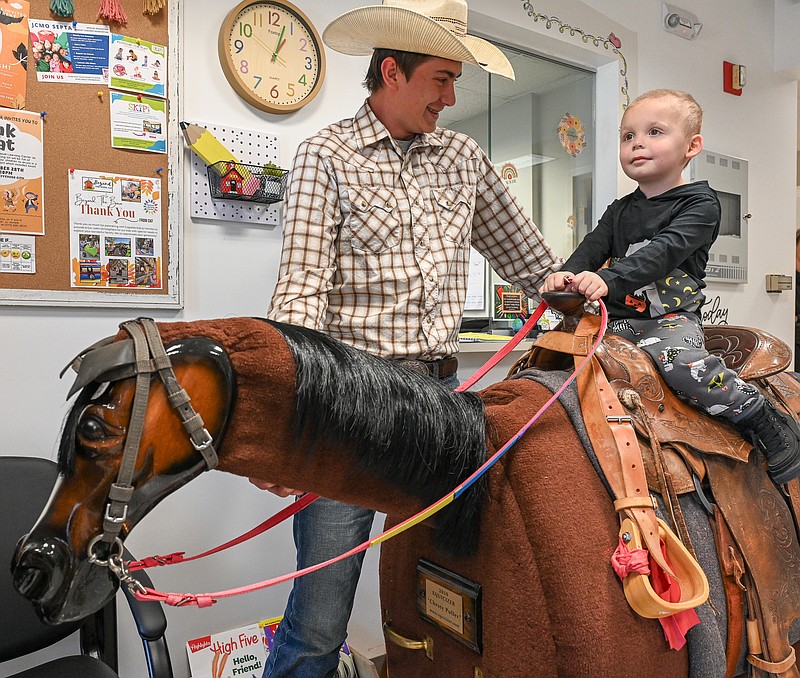 Russellville students volunteer for Special Learning Center trunk or