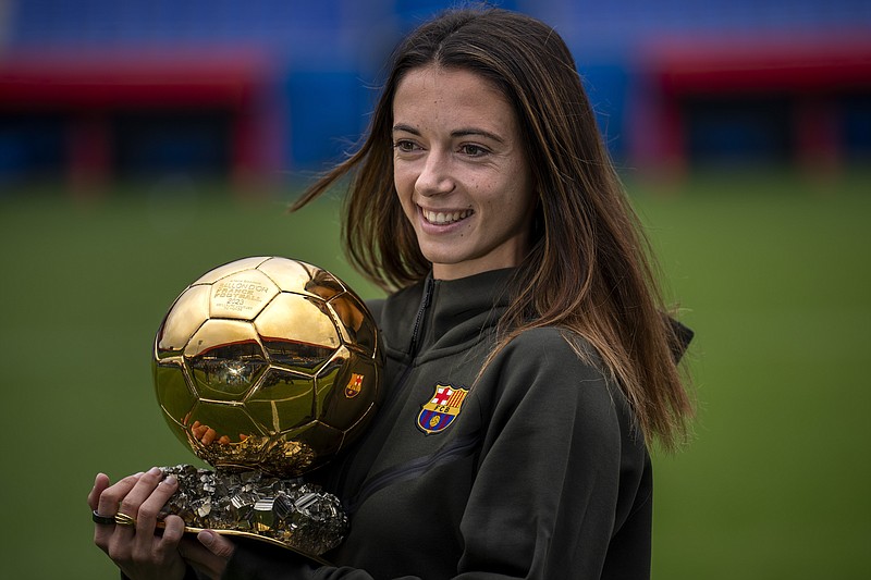 Aitana Bonmatí, mediocampista de la selección española, sostiene el Balón de Oro en una conferencia de prensa en Barcelona, el jueves 2 de noviembre de 2023 (AP foto/Emilio Morenatti)
