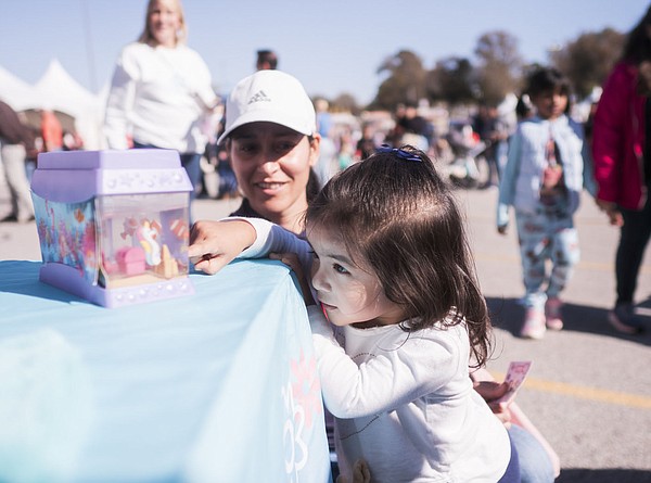 Bentonvilles Toyland draws big crowd in new location