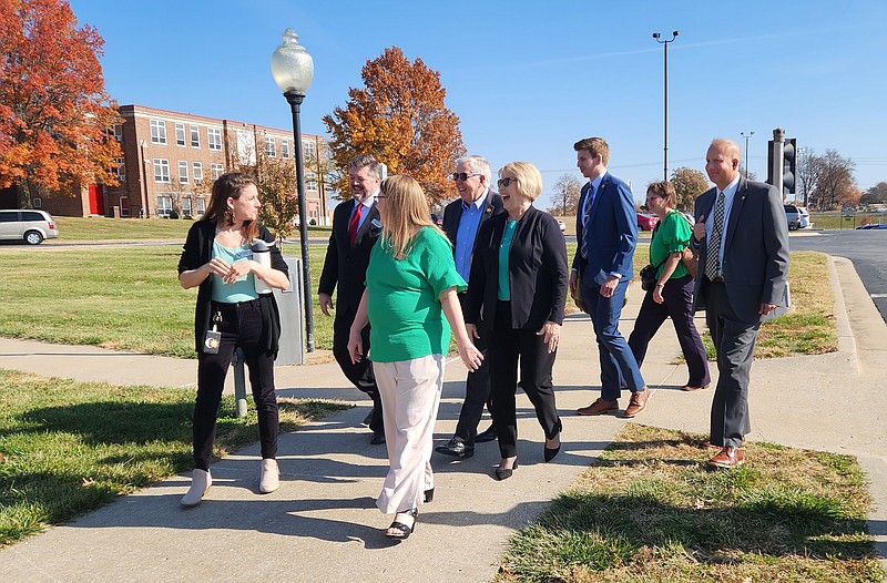 Emily O'Leary/Fulton Sun
Mike and Teresa Parson (center) walking through the Missouri School for the Deaf's campus.