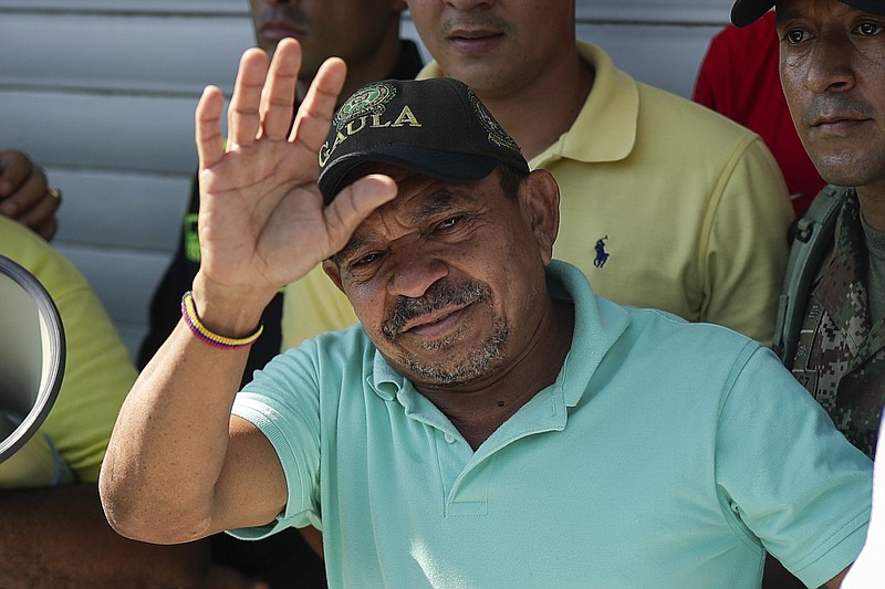 Luis Manuel Díaz, padre del futbolista del Liverpool, saluda sus vecinos en su casa en Barracas, Colombia, tras ser liberado por el ELN el jueves 9 de noviembre del 2023. (AP Foto/Iván Valencia)