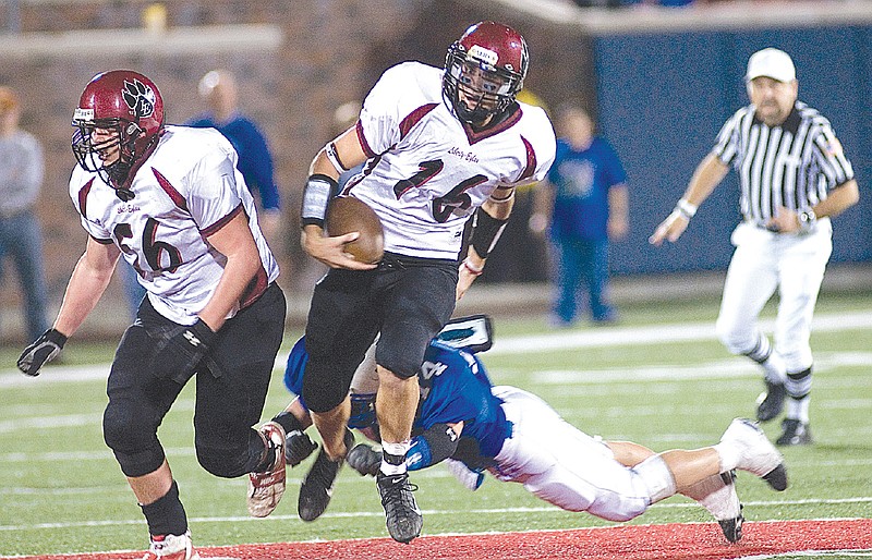 Liberty-Eylau quarterback Will Middlebrooks escapes a Robinson defender in the fourth quarter Saturday, Dec. 16, 2006, in Dallas, while Jimmy Atchison looks to provide a block. The Leopards won the Class 3A Division I state championship, 35-34. (Gazette file photo/Evan Lewis)