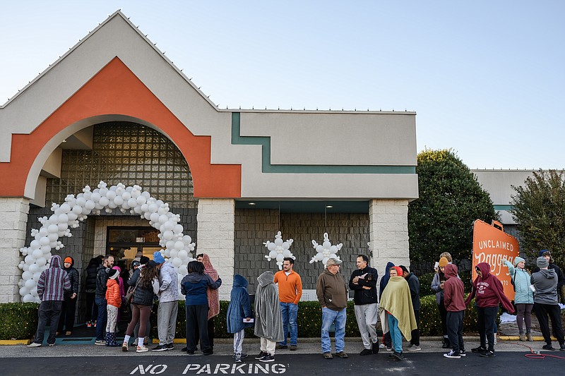 People line up outside of Unclaimed Baggage before they opened the doors for their 42nd Annual Ski Sale.
(William DeShazer for The Washington Post)