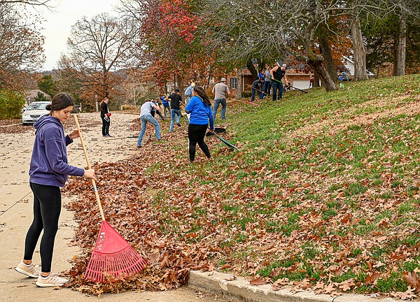 RHS students help with Operation Leaf Relief | Jefferson City News Tribune - Vimarsana News