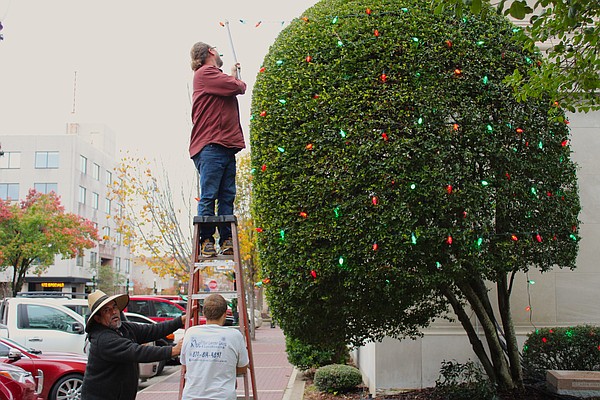 PHOTO: Hanging Christmas lights | El Dorado News - Vimarsana News