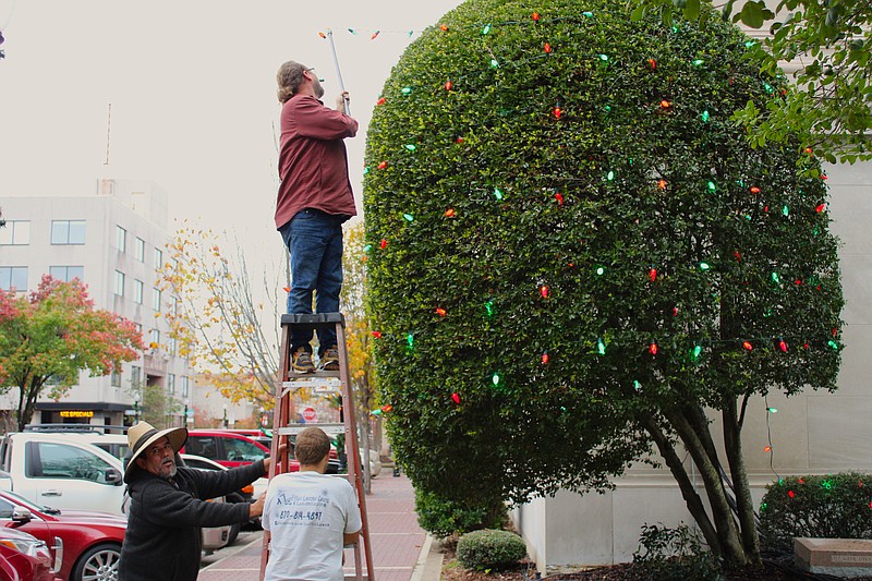 PHOTO Hanging Christmas lights El Dorado News