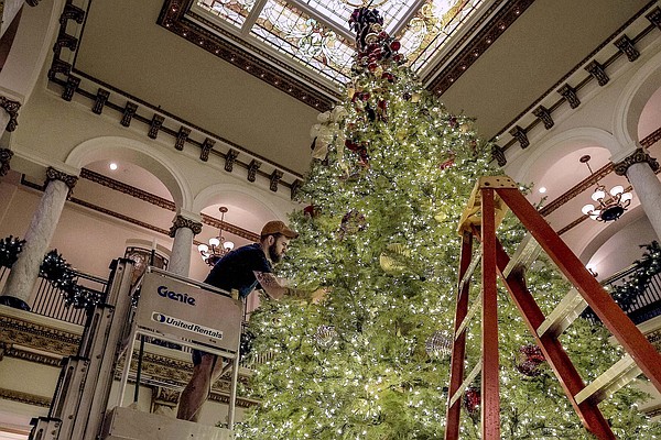 2,000 pounds, 8,000 lights, 40 years: Florist responsible for the Capital Hotel's iconic Christmas tree talks about yearly tradition | The Arkansas Democrat-Gazette - Vimarsana News