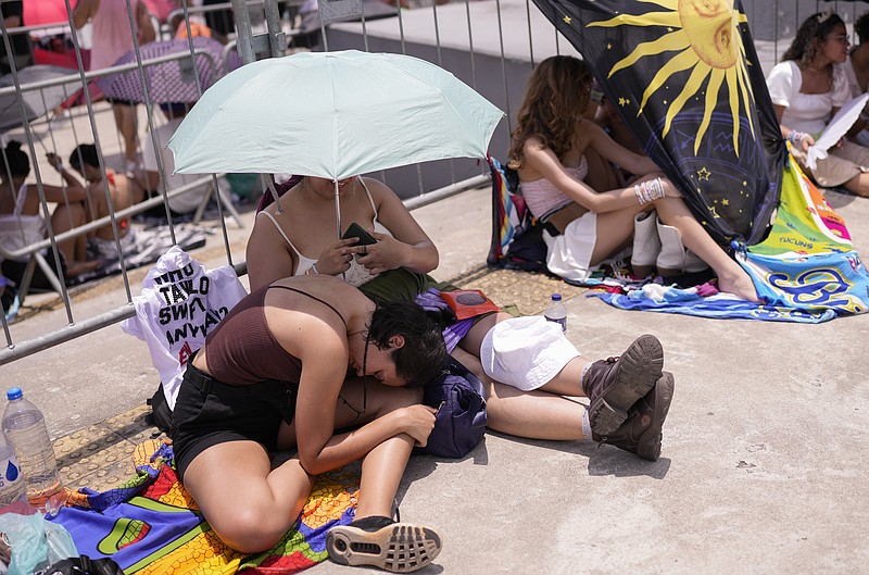 Fans de Taylor Swift esperan a que se abran las puertas del estadio olímpico Nilton Santos para su concierto Eras Tour en medio de una ola de calor, el sábado 18 de noviembre de 2023, en Río de Janeiro, Brasil. (Foto AP/Silvia Izquierdo)