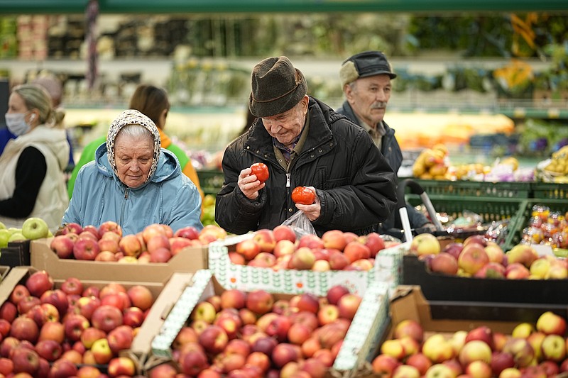Dos personas compran fruta en un hipermercado en Moscú, Rusia, el 3 de noviembre de 2023. (AP Foto)