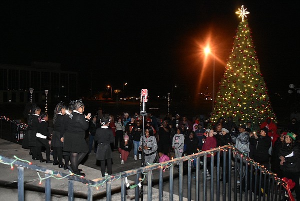 Tree lights up PB holiday season | The Arkansas Democrat-Gazette - Arkansas' Best News Source - Vimarsana News