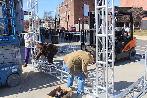 PHOTOS: Trail of Lights preparation | El Dorado News - Vimarsana News