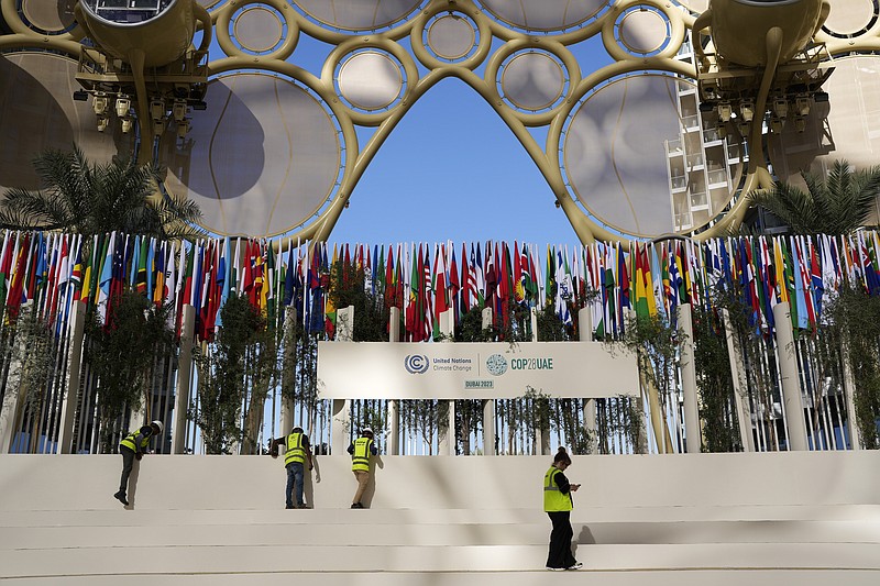 Operarios trabajan en una zona del recinto que albergará la cumbre del clima de la ONU o COP28, el 30 de noviembre de 2023, en Dubái, Emiratos Árabes Unidos. (AP Foto/Rafiq Maqbool)
