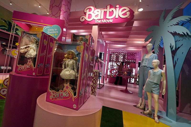 ARCHIVO - Productos con temática de Barbie se exhiben en una sección especial en Bloomingdale's, en Nueva York, el jueves 20 de julio de 2023. La empresa matriz Mattel creó una campaña de marketing de productos con más de 100 marcas que se tiñeron de rosa.(Foto AP/Richard Drew, archivo)