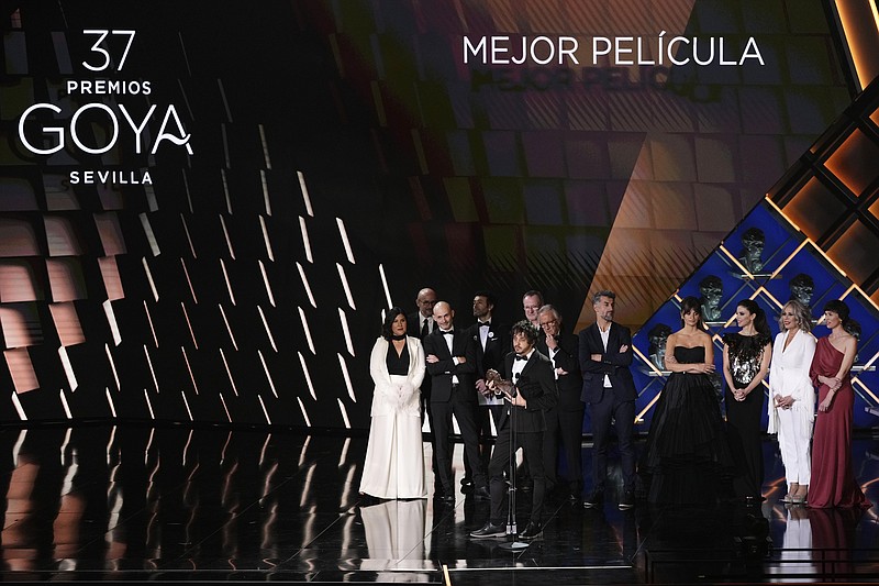 En esta imagen de archivo, el productor Eduardo Villanueva (centro) recibe el goya a la mejor película por "As Bestas" durante la 37ma edición de los Premios Goya, en Sevilla, el 12 de febrero de 2023. (AP Foto/Jose Breton, archivo)