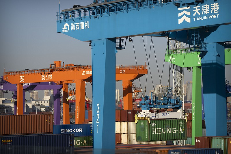 ARCHIVO - Una grúa levanta un contenedor de mercancías en un puerto automatizado en Tianjin, China, el 16 de enero de 2023. (AP Foto/Mark Schiefelbein, Archivo)