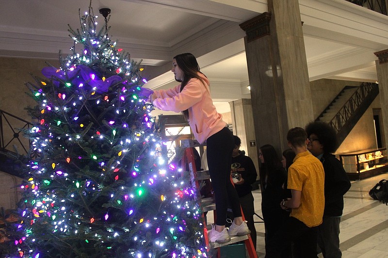 PHOTOS EHS students decorate Union County Courthouse Christmas tree