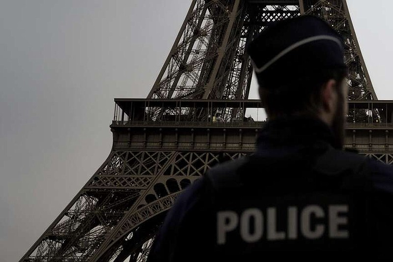 Un policía francés cerca de la Torre Eiffel, el jueves 7 de diciembre de 2023, en París. (AP Foto/Thibault Camus)