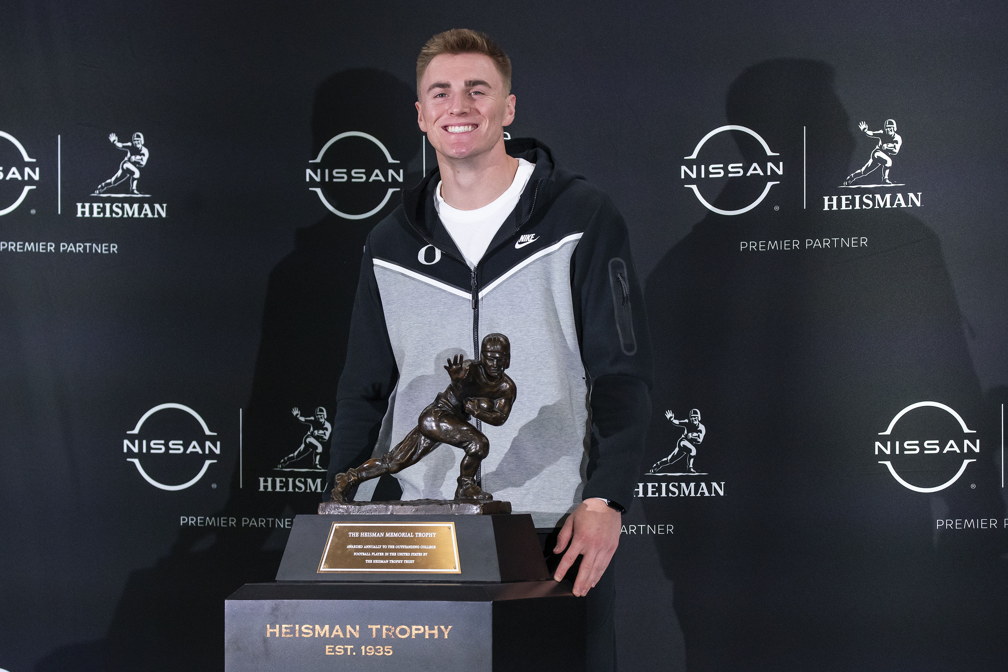 The Heisman remains the most iconic pose in sports | Morgantown Sports |  wvnews.com