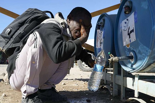 U.S. closes crossing amid migrant influx | Northwest Arkansas Democrat-Gazette - Vimarsana News