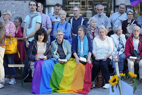 Pope Francis approves blessings for same-sex couples that must not resemble marriage - Vimarsana News