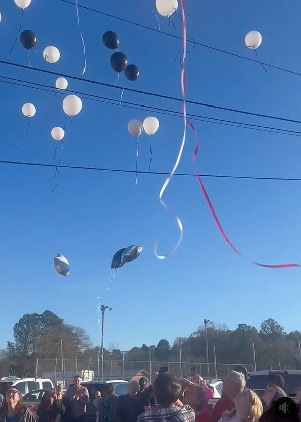 Smackover students hold balloon release for band director - Vimarsana News
