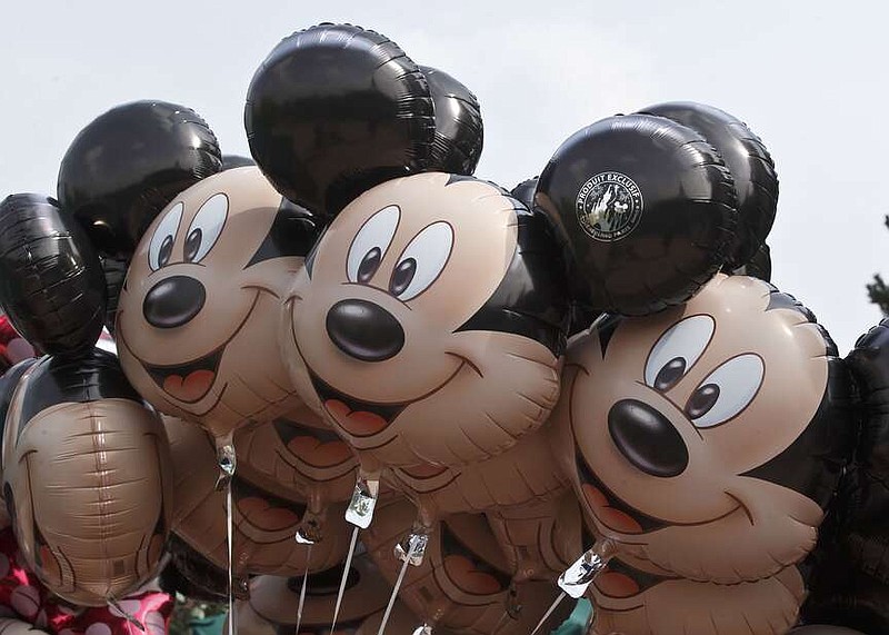 ARCHIVO - Globos del Ratón Mickey en Disneylandia París, 12 de mayo de 2015, en Chessy, Francia, al este de París. La primera versión del personaje más famoso de Disney, considerado el más emblemático de la cultura popular estadounidense, pasará al dominio público el 1 de enero de 2024. (AP Foto/Michel Euler, File)