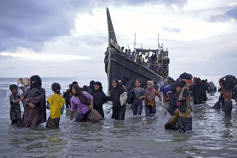 Refugiados rohinya llegan a Ulee Madon, Aceh Norte, Indonesia, el 16 de noviembre de 2023.. (Foto AP/Rahmat Mirza)