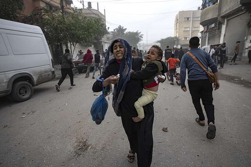 Palestinos evacúan de un sitio impactado por un bombardeo israelí en Rafah, en el sur de la Franja de Gaza, el miércoles 20 de diciembre de 2023. (AP Foto/Fatima Shbair)