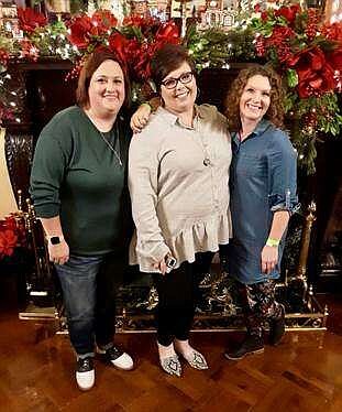 Team from Silver Dollar City help add sparkle to Governor's Mansion for holidays - Vimarsana News
