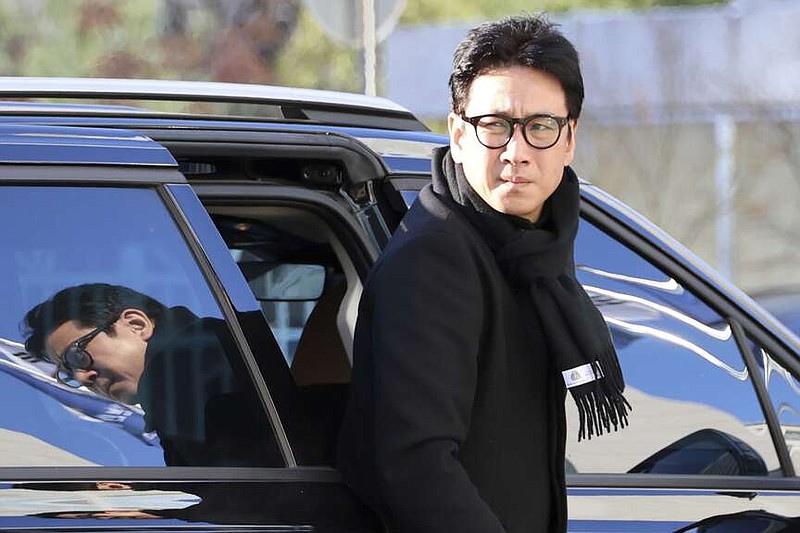 El actor Lee Sun-kyun baja de un auto a su llegada a la sede de la Policía Metropolitana de Incheon, en Incheon, Corea del Sur, el sábado 23 de diciembre de 2023. (Son Hyun-kyu/Yonhap vía AP)